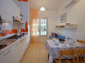 Kjøleskap, mikrobølgeovn, kokeplater og kaffetrakter/tekoker