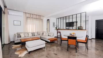 Departamento, 2 habitaciones | Área de sala de estar | Televisión de pantalla plana