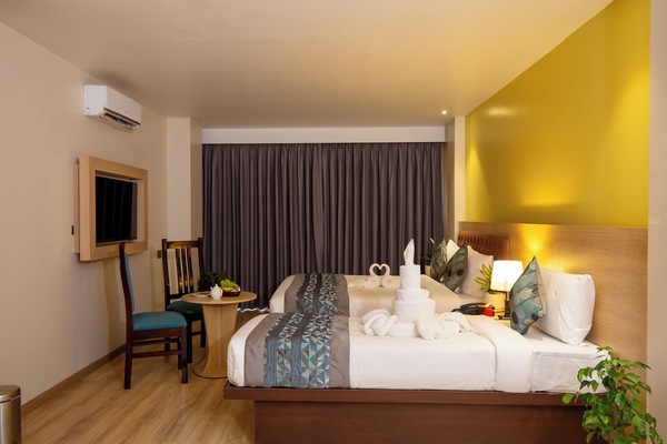 Escritorio, wifi gratis y ropa de cama