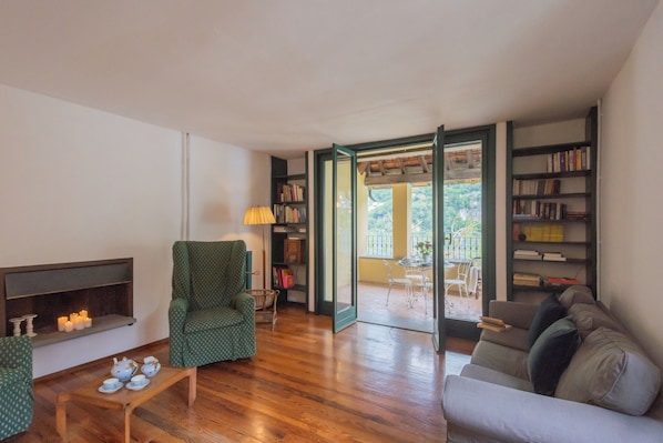 Apartment (3 Bedrooms) | Living area