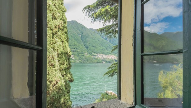 A window view of a lake with mountains in the background. - Residenza Regina by Rent all Como (Laglio)