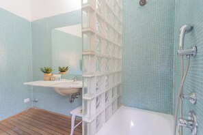 Artículos de tocador gratuitos, secador de pelo, bidet, toallas