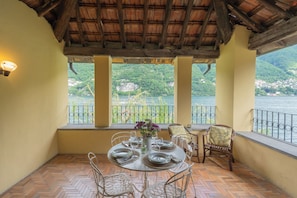 Apartment (3 Bedrooms) | Balcony