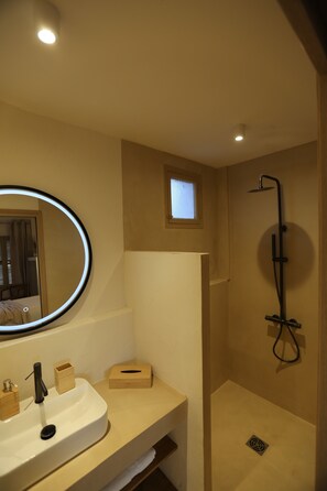 Dusch, handdukar och toalettpapper