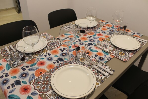 Dining - Petite Lilly, completely renovated, a few minutes' walk from the city centre. (Riva del Garda)