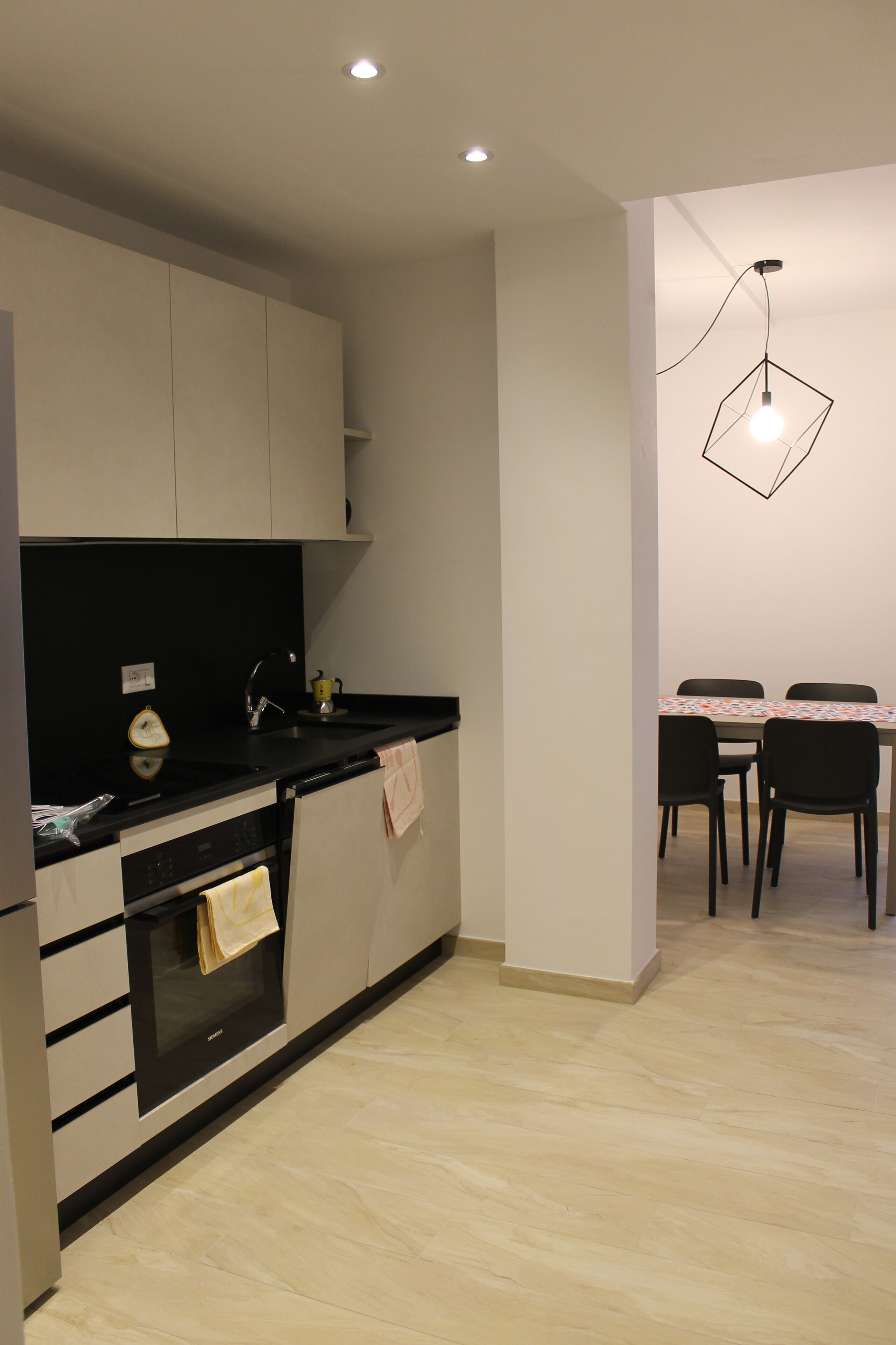 Kylskåp, ugn, spishäll och diskmaskin