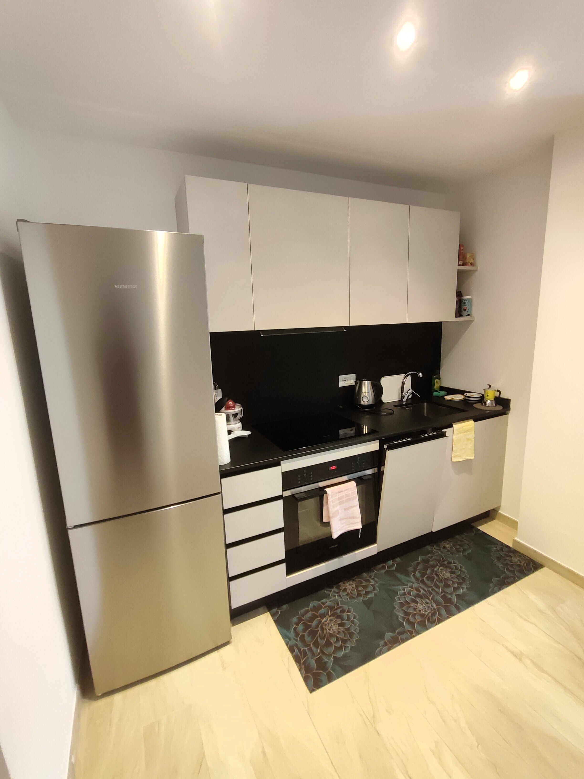 Coffee/tea maker, fridge, oven, stovetop