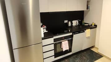 Coffee/tea maker, fridge, oven, stovetop
