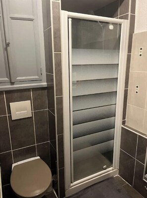 Douche, sèche-cheveux, serviettes fournies, savon