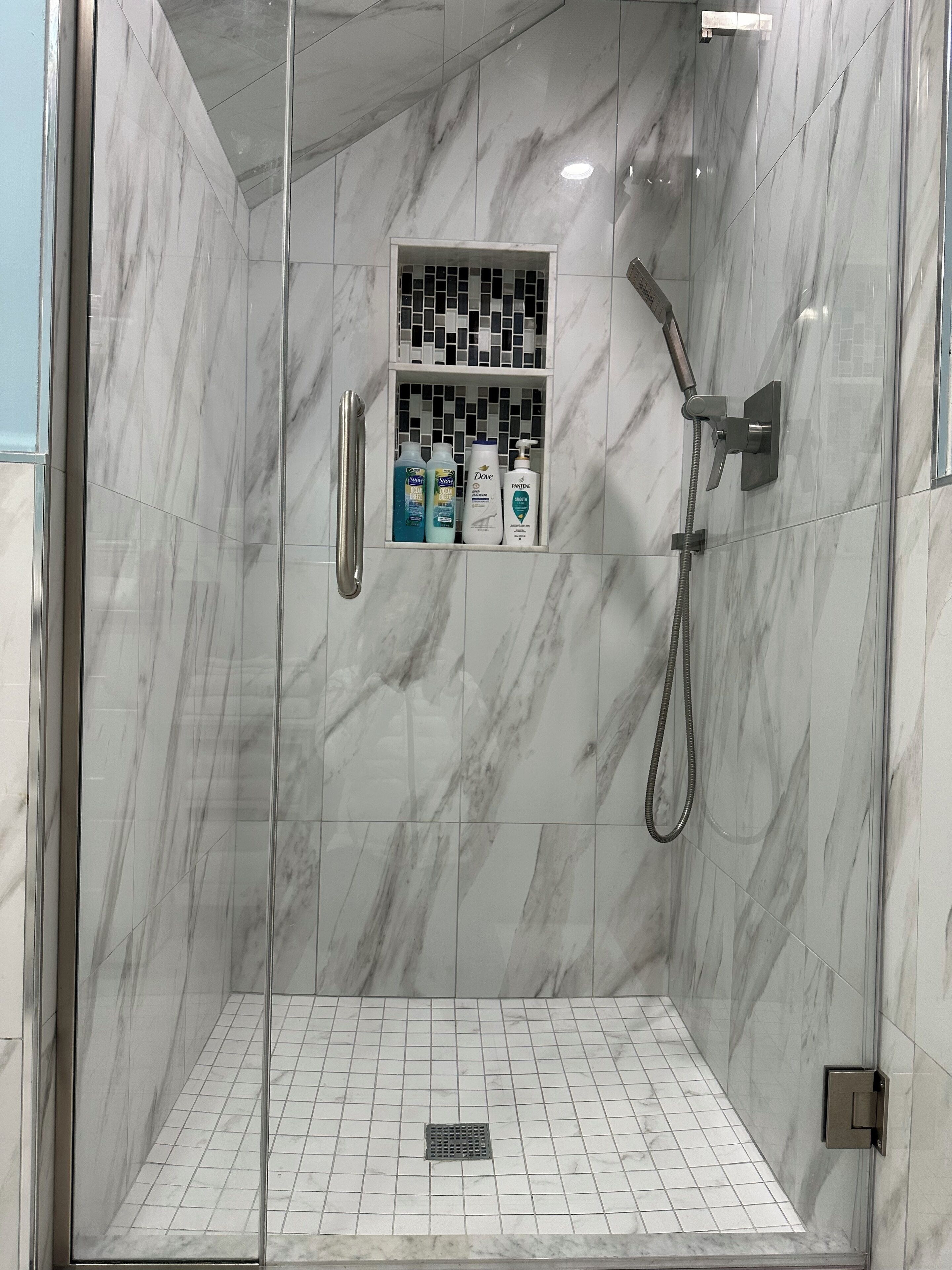 Ducha, secador de pelo, toallas, jabón