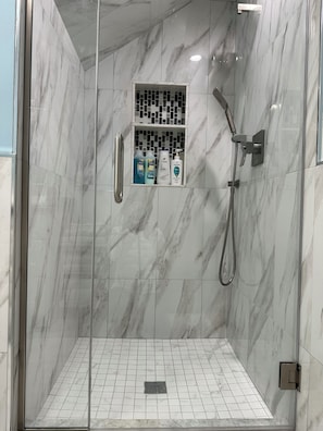 Dusche, Haartrockner, Handtücher, Seife