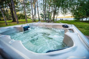 Outdoor spa tub - Lakefront , Private  Beach, Fire Pit, AC, Hot Tub (Gaylord)