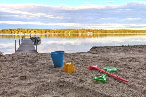 Private Lake Front, Fire Pit, Grill, Backyard, AC, Hot Tub