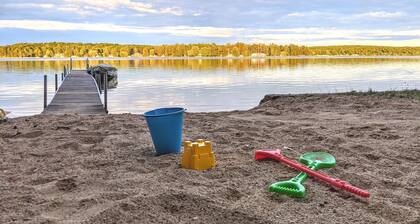 Private Lake Front, Fire Pit, Grill, Backyard, AC, Hot Tub