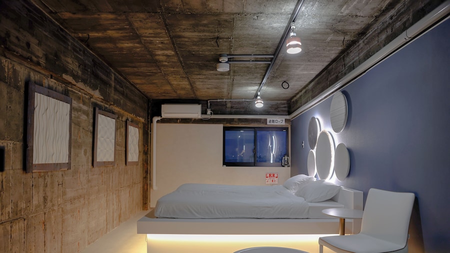Re PORT HOTEL