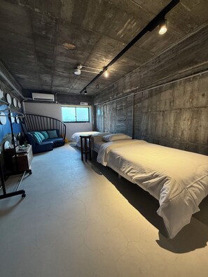 Habitación cuádruple, para no fumadores | Escritorio 