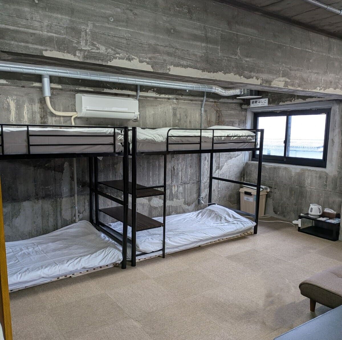 Eenvoudige vierpersoonskamer | Een bureau