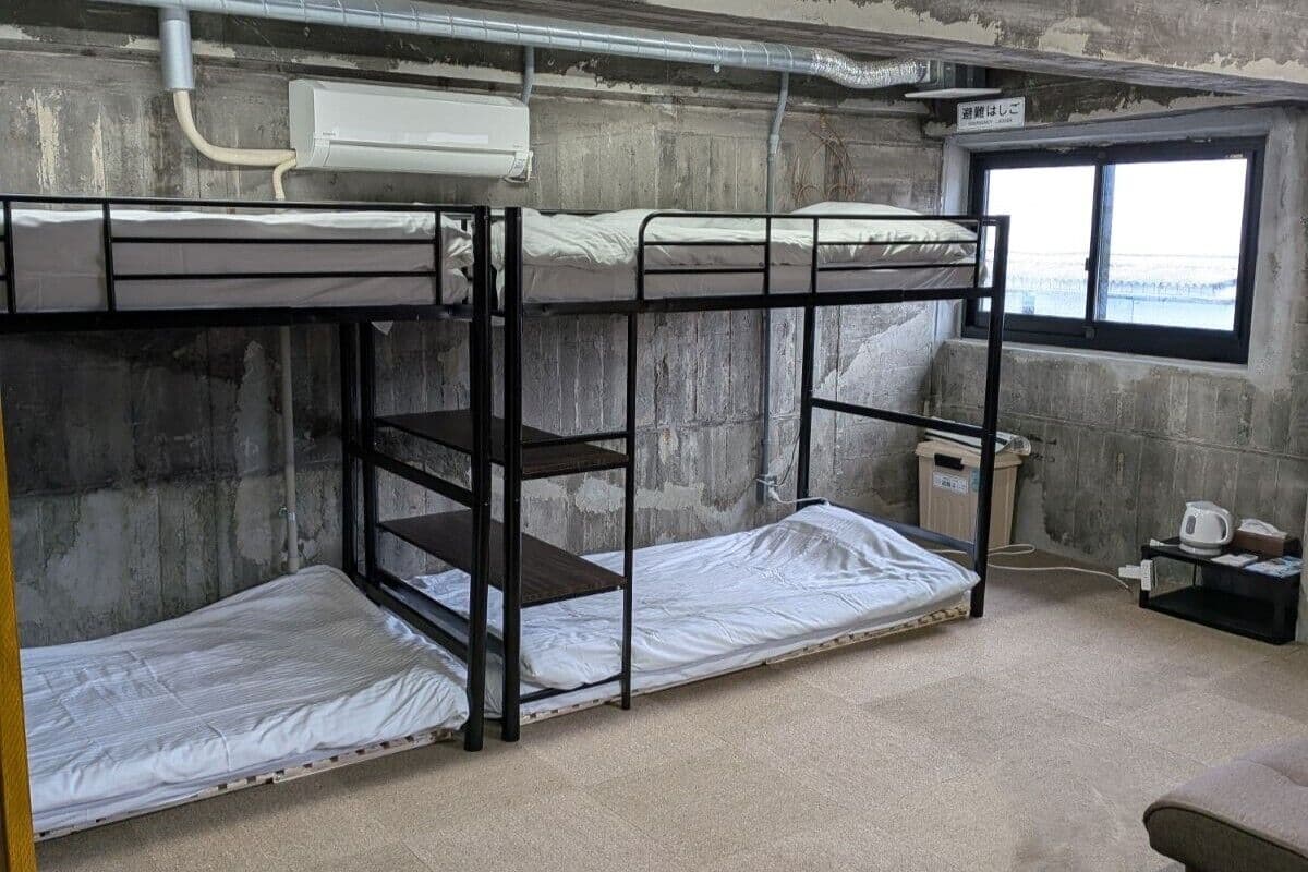 Habitación cuádruple básica | Escritorio