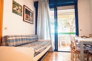 Apartamento, 2 quartos, sacada | Sala de estar