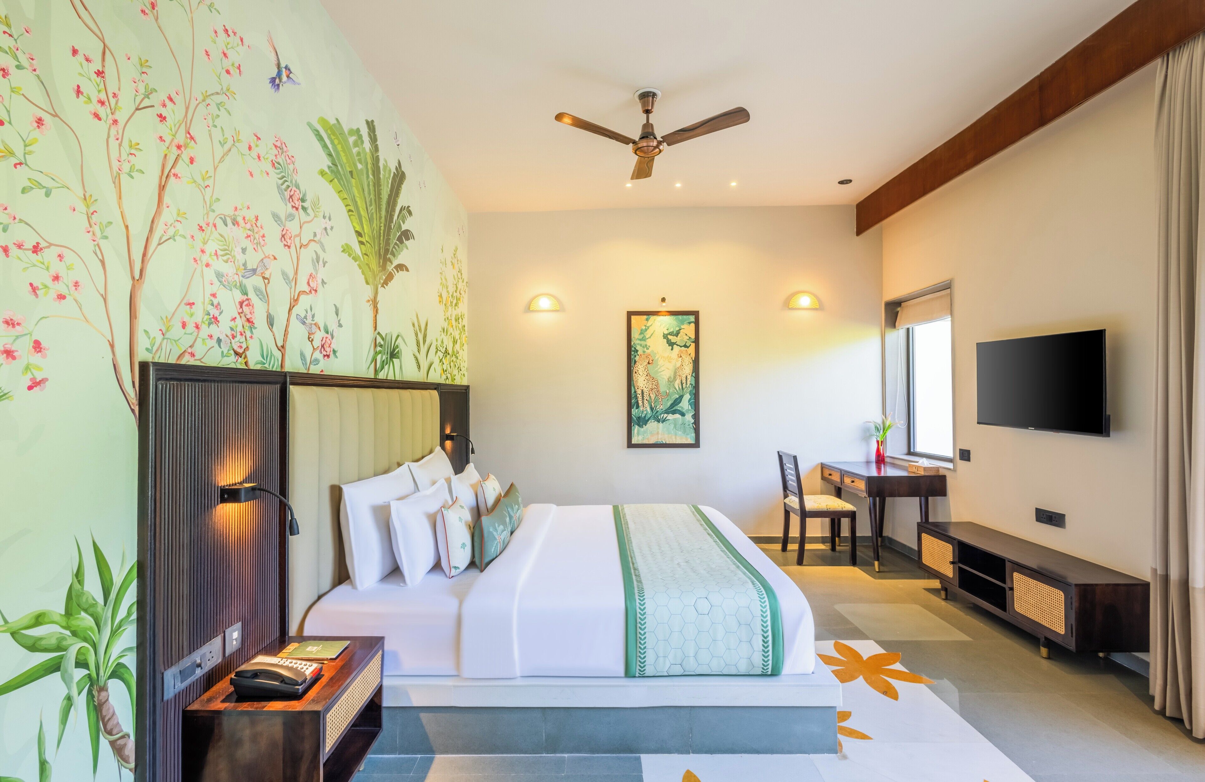 尊荣双人房 | 高档床上用品、迷你吧、办公桌、熨斗/熨板