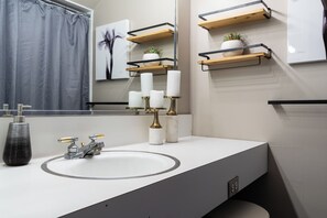 Articles de toilette écologiques, sÚche-cheveux, serviettes fournies