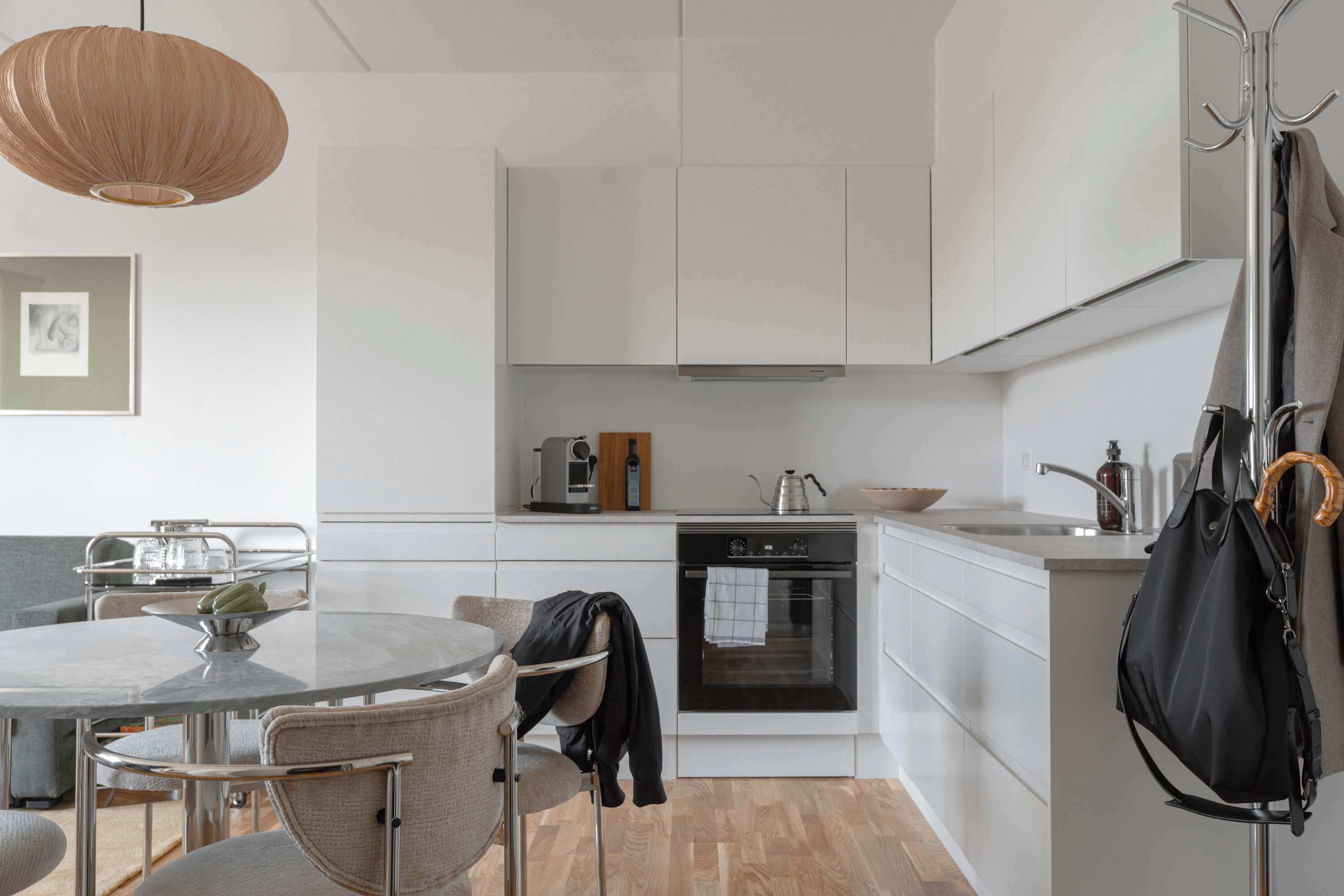 Coffee/tea maker, fridge, oven, stovetop