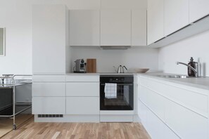 Een koelkast, een oven, een kookplaat, een vaatwasser