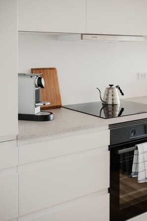 Een koelkast, een oven, een kookplaat, een vaatwasser