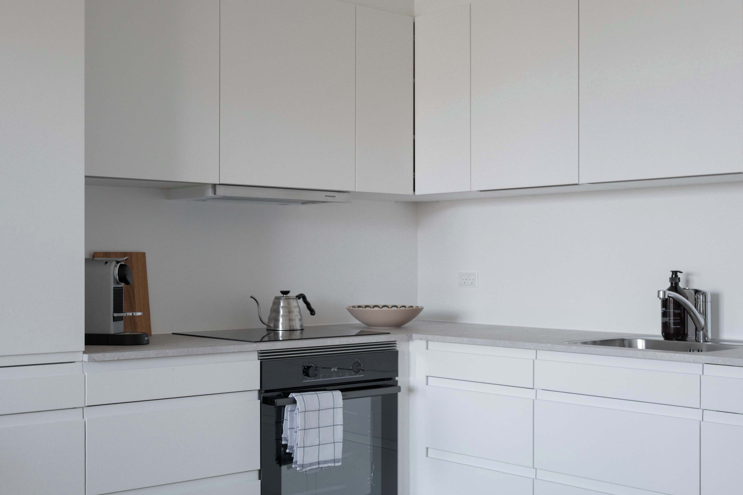 Kjøleskap, ovn, kokeplater og oppvaskmaskin