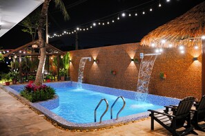 Outdoor pool, pool umbrellas, pool loungers - Serena Tam Coc Hotel & Villa (Hoa Lu)