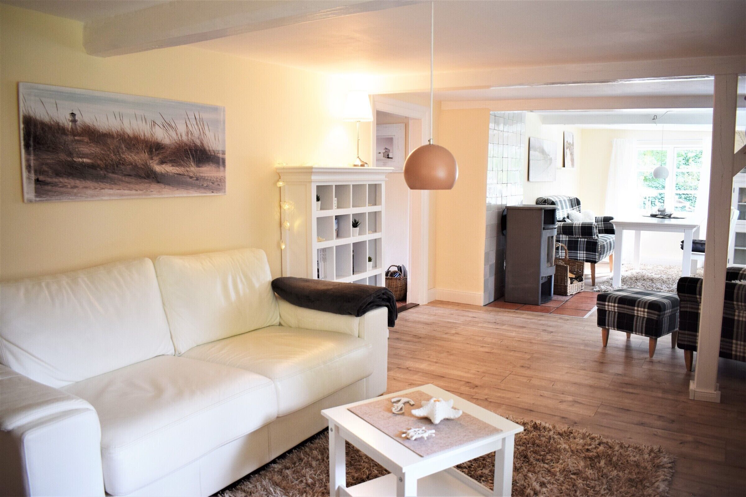 Fernseher, Kamin, Bücher, Stereoanlage