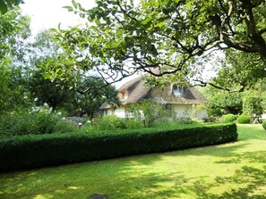 Property grounds - Discover Tranquility in Our Charming Ferienhaus Heimathafen! (Bordelum)