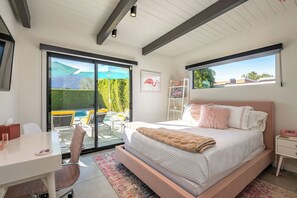 3 habitaciones, escritorio y tabla de planchar con plancha 