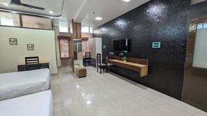 Habitación cuádruple familiar, vistas a la ciudad | Escritorio, espacio para trabajar con un portátil, wifi gratis