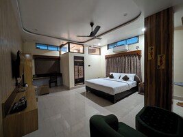 奢华开间套房, 城市景观 | 办公桌、笔记本电脑工作区、免费 WiFi