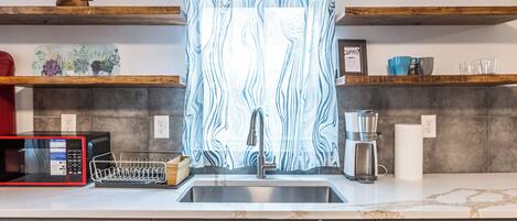 Køleskab, mikrobølgeovn, kaffe-/temaskine, brødrister