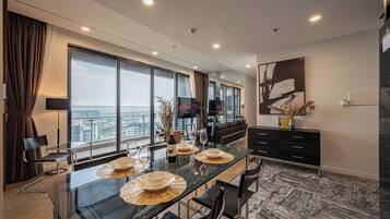 ํ๋ ์ง๋ด์
์ค์ํธ, ์นจ์ค 3๊ฐ, ํด๋ฝ ๋ผ์ด์ง ์ด์ฉ, ๊ฐ ์ ๋ง | 1 ๊ฐ์ ์นจ์ค, ๊ณ ๊ธ ์นจ๊ตฌ, ์ค๋ฆฌ/๊ฑฐ์ํธ ์ด๋ถ, ์
๋ ํธ ์ปดํฌํธ ์นจ๋