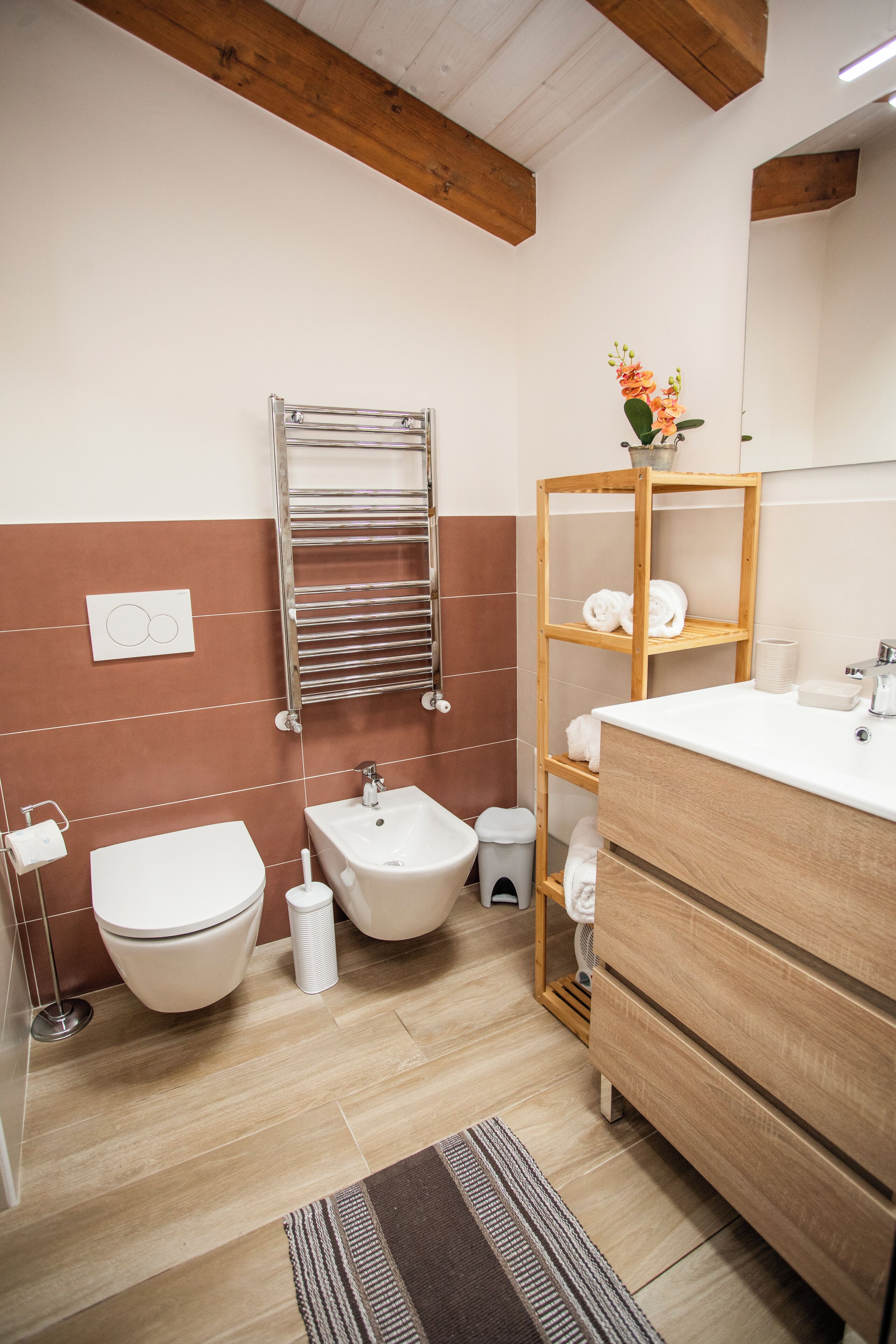 Douche, sèche-cheveux, bidet, serviettes fournies