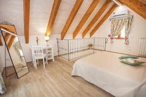 1 bedroom, desk, iron/ironing board, WiFi