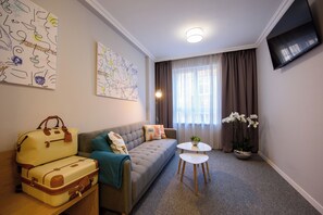 خزنة داخل الغرفة ومكتب ومكواة/لوح كي وواي فاي مجانًا