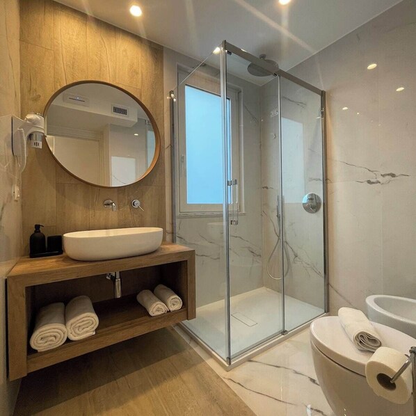 Hair dryer, towels, soap, shampoo - Namuri Luxury Rooms (Villagonia)