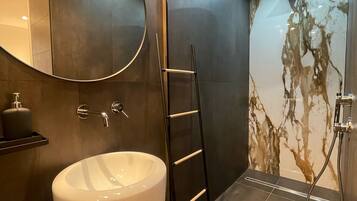 Habitación doble de lujo, para no fumadores, hidromasaje | Baño | Secadora de cabello, toallas, jabón, shampoo