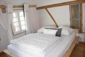 2 bedrooms, iron/ironing board, WiFi, bed sheets - Cozy, bright vacation apartment in half-timbered house - near Bonn and Phantasialand (Alfter)