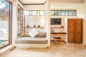 Smart TV, offices - Modern 2-BR Art Deco Villa, 800m from the Beach (Kecamatan Mengwi)