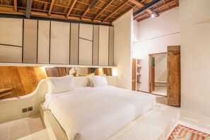 2 bedrooms, iron/ironing board, free WiFi, bed sheets - Modern 2-BR Art Deco Villa, 800m from the Beach (Kecamatan Mengwi)