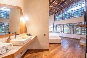 Secador de cabelo, toalhas de banho