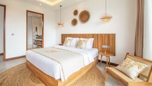 Un dormitorio moderno con una cama grande, cabecera de madera y detalles decorativos en la pared.