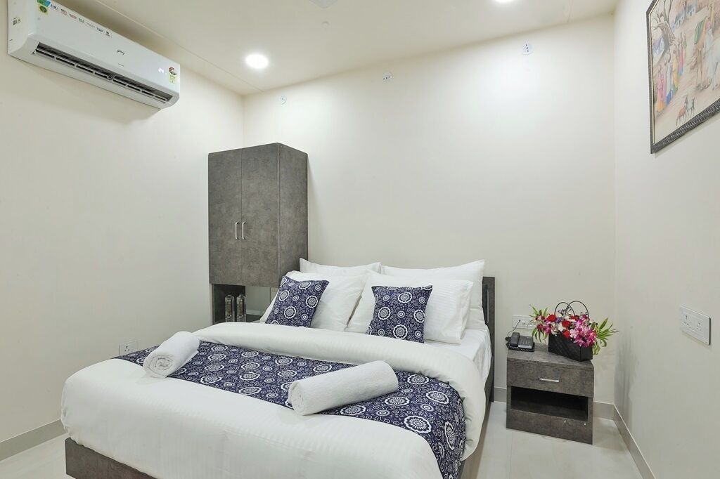 Skrivebord, skrivebord for bærbar PC og wi-fi (inkludert)