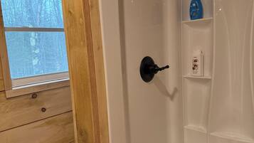 Toallas, jabón, shampoo, papel higiénico