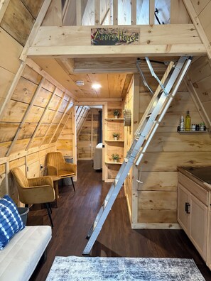 TV connectée, baby-foot, livres